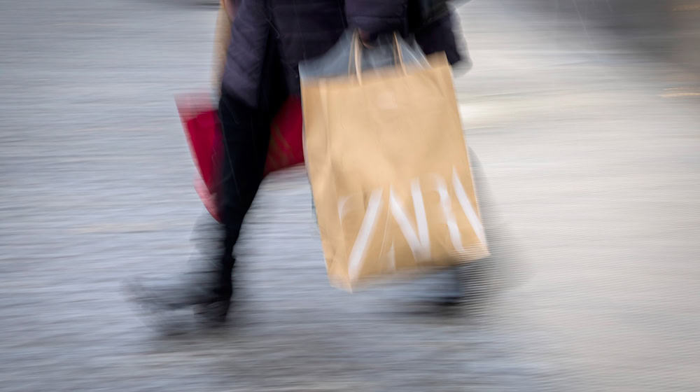 Der Einzelhandel hofft darauf, dass das Weihnachtsgeschäft in Berlin und Brandenburg noch etwas anzieht. (Archivbild) / Foto: Christoph Soeder/dpa