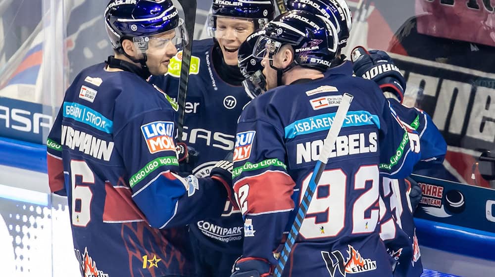 Die Eisbären Berlin hatten in Wolfsburg wieder Grund zum Jubeln. / Foto: Andreas Gora/dpa