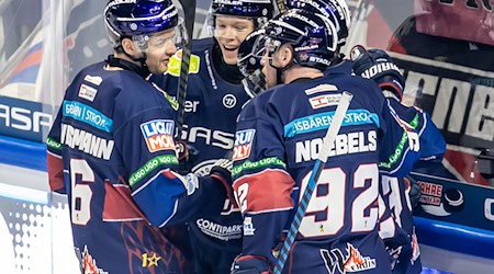 Die Eisbären Berlin hatten in Wolfsburg wieder Grund zum Jubeln. / Foto: Andreas Gora/dpa