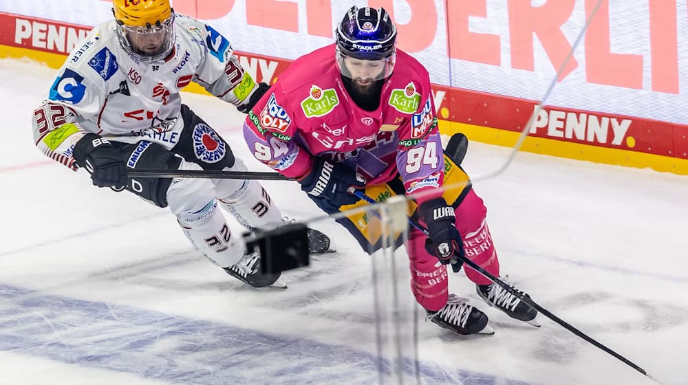 Angreifer Liam Kirk steuerte vier Tore zum Heimsieg der Eisbären gegen Schwenningen bei. / Foto: Andreas Gora/dpa