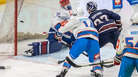 Die Eisbären Berlin hoffen im Rückspiel gegen den Schweizer Meister ZSC Lions auf weitere Tore. / Foto: Andreas Gora/dpa