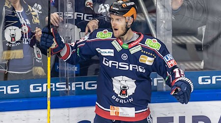 Angreifer Wiederer sorgte mit seinem Tor in der Overtime für den Sieg der Eisbären in Nürnberg. / Foto: Andreas Gora/dpa