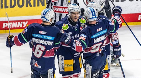 Die Eisbären Berlin wollen auch am Mittwoch gegen Zürich jubeln. / Foto: Andreas Gora/dpa