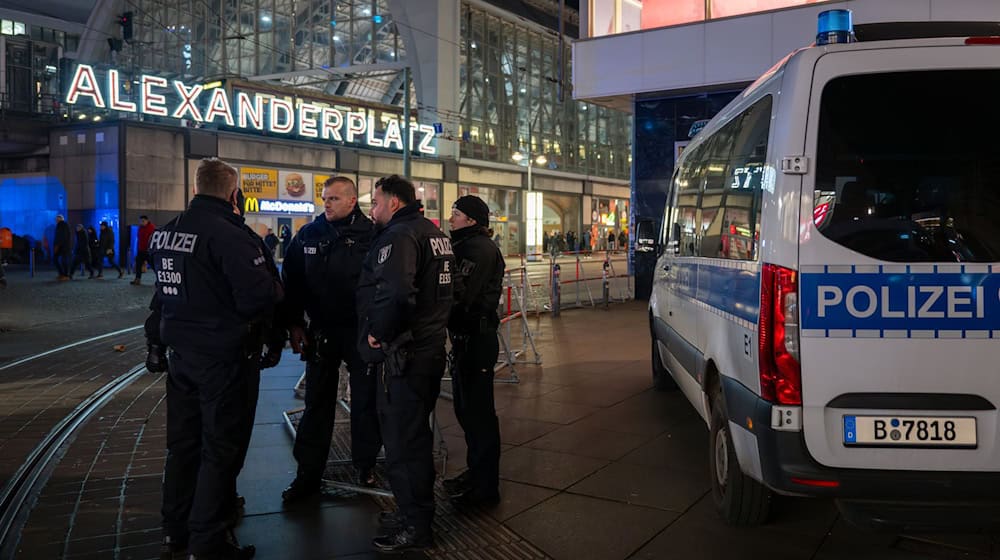 Innerhalb der Verbotszonen - etwa am Alexanderplatz - blieb es laut Polizei zunächst ruhig. (Foto aktuell) / Foto: Soeren Stache/dpa