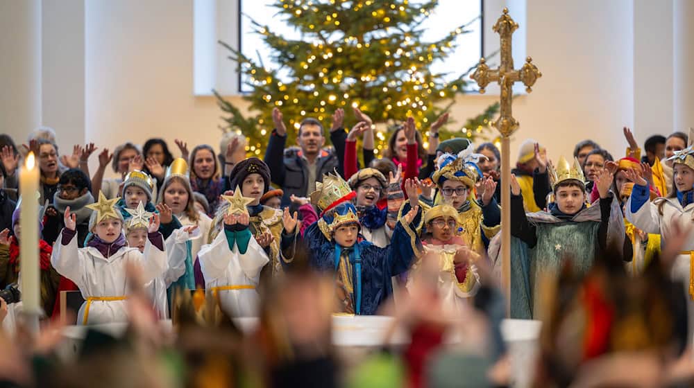 Erzbischof Heiner Koch hat die Sternsinger in einem feierlichen Gottesdienst in Berlin ausgesandt. / Foto: Soeren Stache/dpa