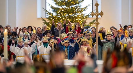 Erzbischof Heiner Koch hat die Sternsinger in einem feierlichen Gottesdienst in Berlin ausgesandt. / Foto: Soeren Stache/dpa