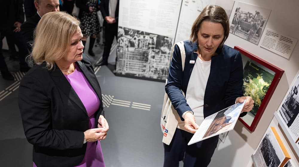 Bundesinnenministerin Nancy Faeser hat das Anne Frank Zentrum besucht und dabei die Zunahme des Antisemitismus bedauert. / Foto: Hannes P. Albert/dpa