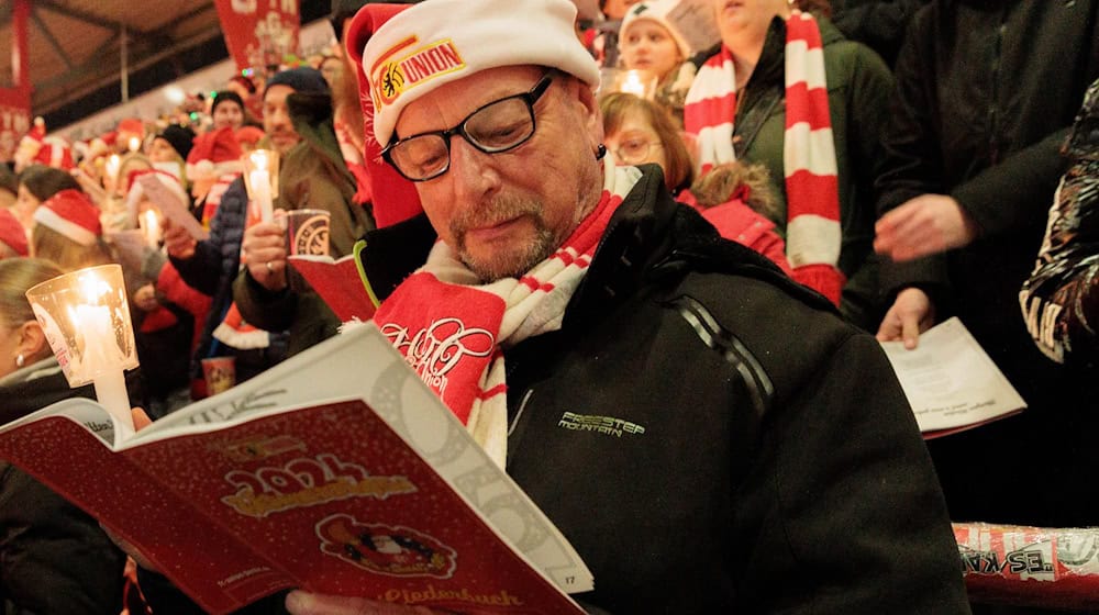 Das Weihnachtssingen ist beim 1. FC Union Berlin gute Tradition. / Foto: Carsten Koall/dpa