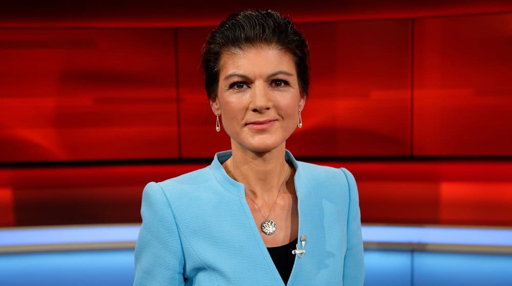 Sarah Wagenknecht ist bekannt für ihre besonderen Kostüme. Aber sie kann sich auch über selbstgestrickte Socken freuen. (Archivbild) / Foto: Henning Kaiser/dpa