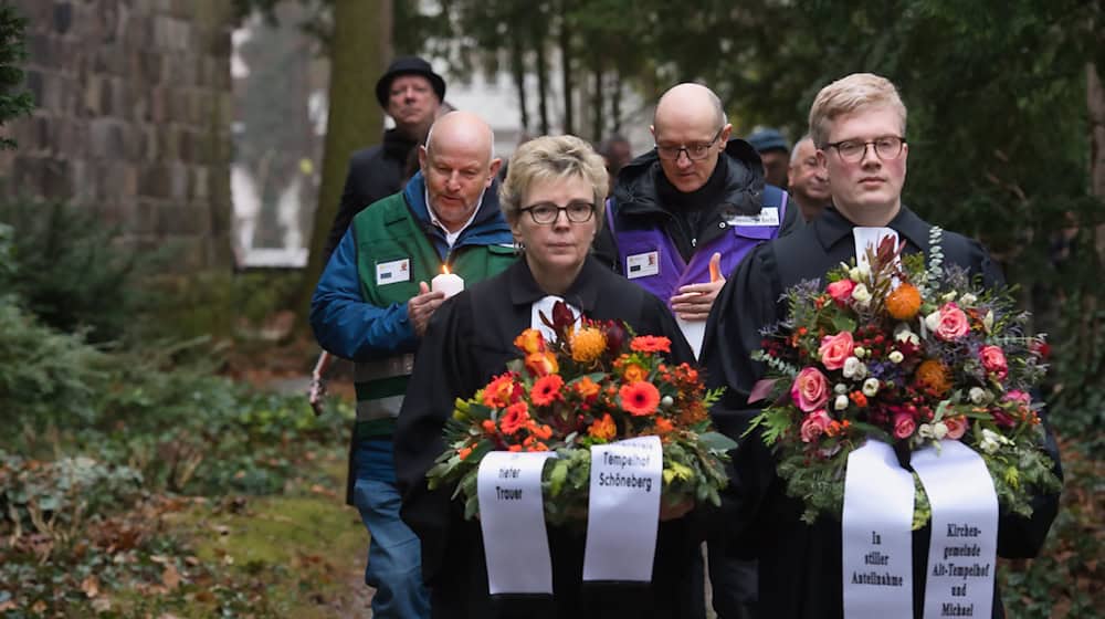 Nach dem Gedenkgottesdienst wurden Kränze für die Berliner Opfer der Tsunami-Katastrophe von 2004 auf dem Gedenkstein neben der Dorfkirche in Alt-Tempelhof niedergelegt.   / Foto: Paul Zinken/dpa