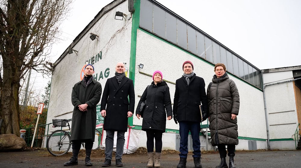 Die Vorsitzende Richterin, Anna von Oettingen (M), zusammen mit den anderen Richtern bei der mündlichen Verhandlung über die Bordell-Baugenehmigung vor Ort. / Foto: Bernd von Jutrczenka/dpa