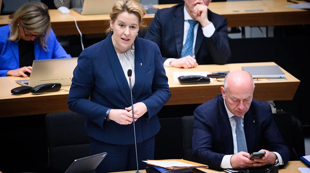 Wirtschaftssenatorin Franziska Giffey (SPD) sieht Berlin trotz vieler Schwierigkeiten auf Wachstumskurs.  / Foto: Bernd von Jutrczenka/dpa