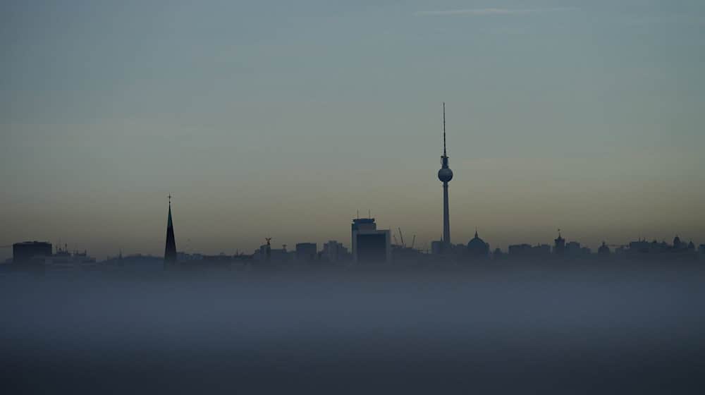 Die Temperaturen in Berlin und Brandenburg liegen bei maximal fünf Grad, wie der Deutsche Wetterdienst mitteilt. (Symbolbild) / Foto: Annette Riedl/dpa