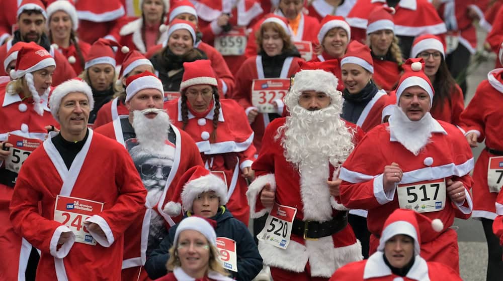 Nikoläuse in Scharen: In Michendorf machten nach Veranstalterangaben rund 880 Teilnehmer beim traditonellen Adventslauf mit.  / Foto: Michael Bahlo/dpa