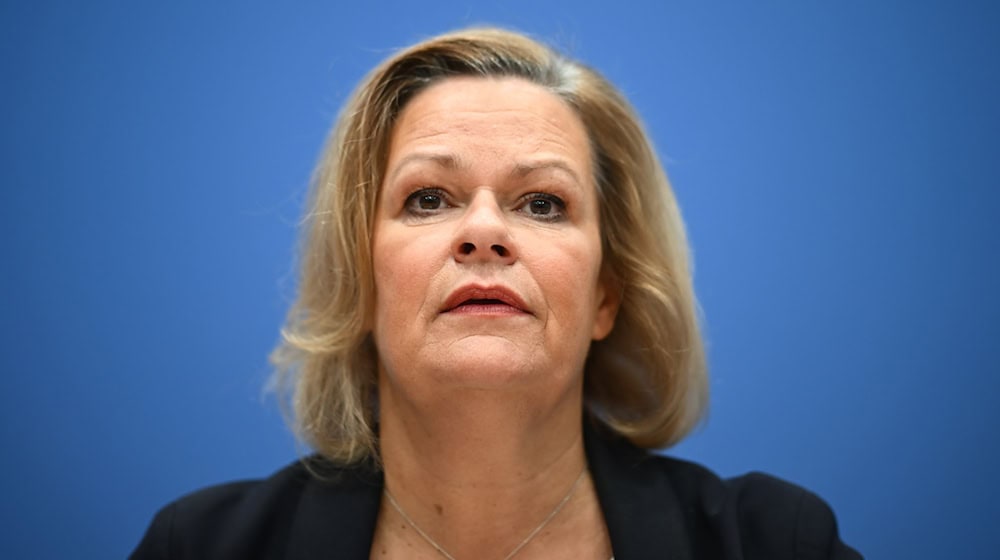 Nancy Faeser und die Innenminister der Bundesländer werden ab Mittwoch drei Tage lang insbesondere Migrationsthemen in den Blick nehmen. (Archivbild) / Foto: Sebastian Gollnow/dpa