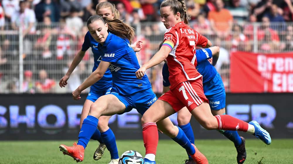 Lisa Heiseler (r) bleibt den Fußballerinnen des 1. FC Union Berlin erhalten.  / Foto: Sebastian Christoph Gollnow/dpa