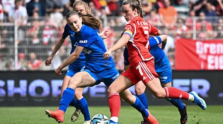 Lisa Heiseler (r) bleibt den Fußballerinnen des 1. FC Union Berlin erhalten.  / Foto: Sebastian Christoph Gollnow/dpa