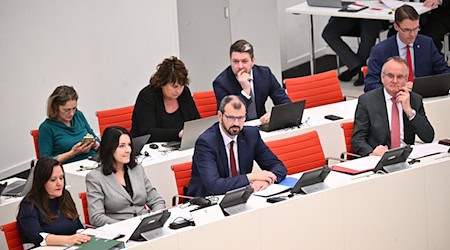 Die neu ernannten Minister auf der Regierungsbank während der Landtagssitzung in Potsdam.  / Foto: Sebastian Christoph Gollnow/dpa