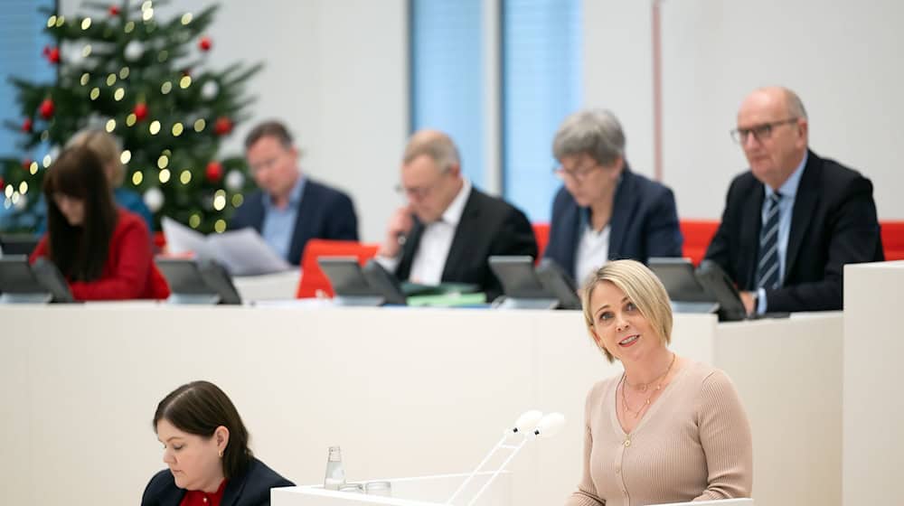 Die SPD-Landtagsabgeordnete Katja Poschmann lobt den eingebrachten Gesetzentwurf von SPD und BSW zur Entlastung von Familien von Kita-Beiträgen.  / Foto: Soeren Stache/dpa