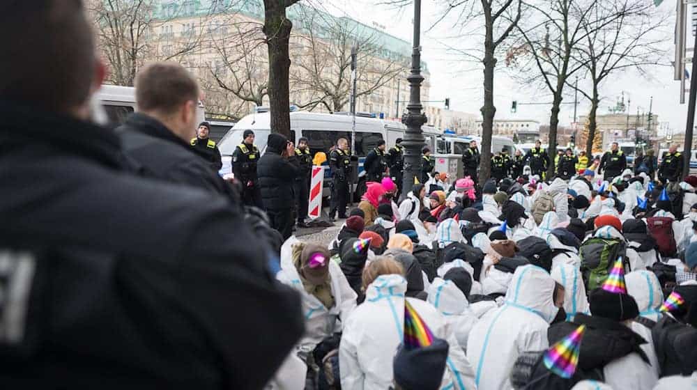 Demonstration gegen eine Gas-Konferenz im Hotel Adlon  / Foto: Sebastian Christoph Gollnow/dpa