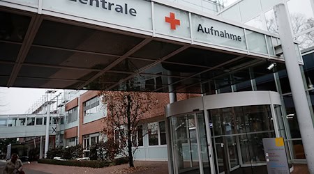 Das Krankenhaus in Neuruppin steckt in akuter Finanznot: Laut Unternehmensangaben stehen auch Entlassungen bevor. (Archivbild) / Foto: Carsten Koall/dpa