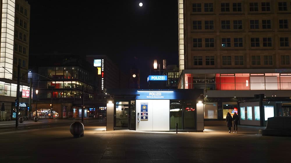Ein verletzter Mann ist auf der Polizeiwache am Alexanderplatz erschienen. (Archivbild) / Foto: Joerg Carstensen/dpa