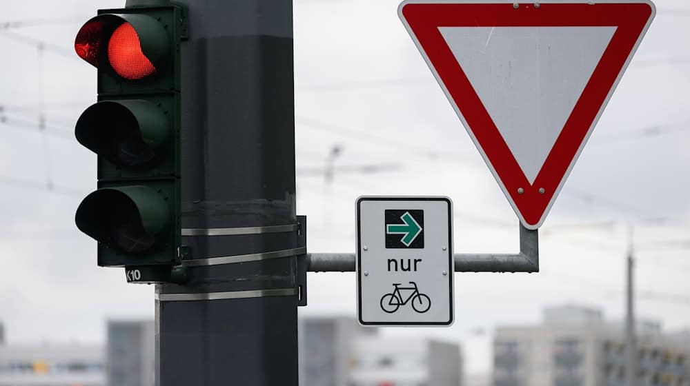 Der Grüne Pfeil für Radfahrer soll den Verkehrsfluss verbessern. (Symbolbild) / Foto: Robert Michael/dpa