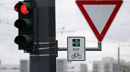 Der Grüne Pfeil für Radfahrer soll den Verkehrsfluss verbessern. (Symbolbild) / Foto: Robert Michael/dpa