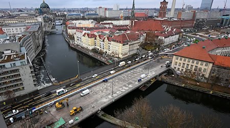 Die Mühlendammbrücke in Berlin verbindet den Molkenmarkt und die Fischerinsel. / Foto: Jens Kalaene/dpa