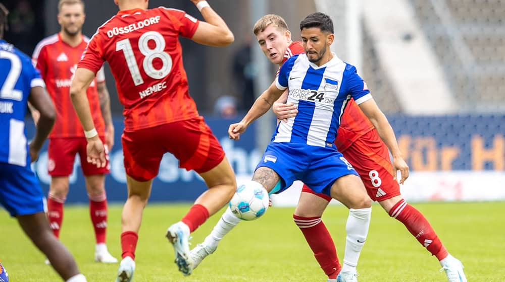 Der Mittelfeldspieler (r.) fehlt den Berlinern mindestens für ein Spiel. / Foto: Andreas Gora/dpa