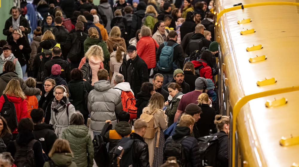 Die BVG kleidet ihre Mitarbeiter mit Kleidung eines Designers neu ein.  / Foto: Fabian Sommer/dpa