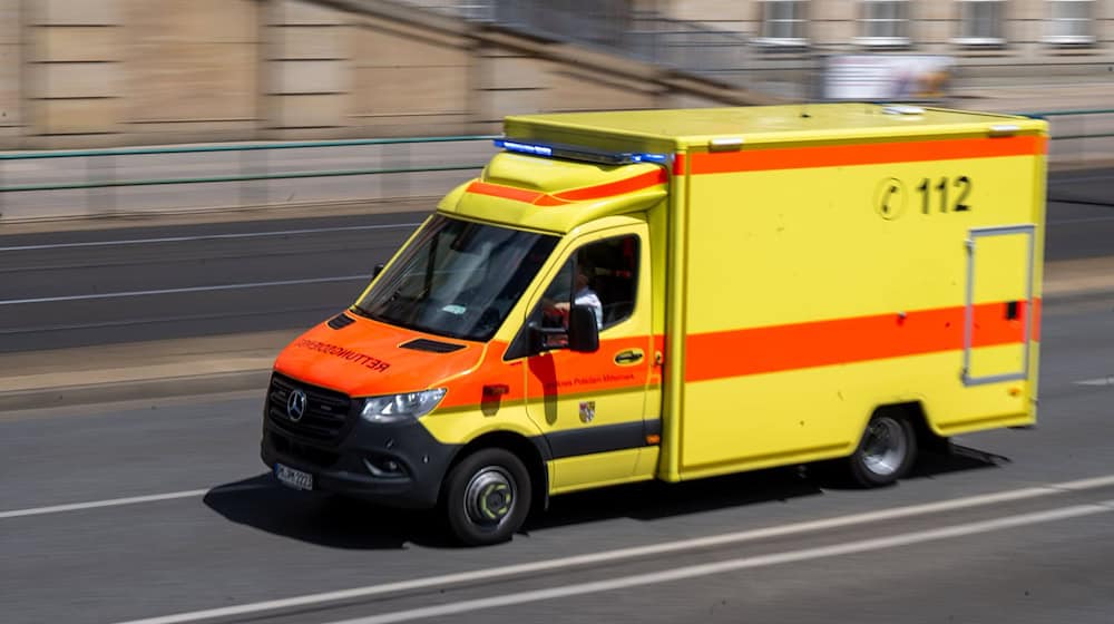 Die Eltern des schwer verletzten Jungen begleiteten das Kind mit dem Rettungswagen ins Krankenhaus. (Symbol) / Foto: Monika Skolimowska/dpa