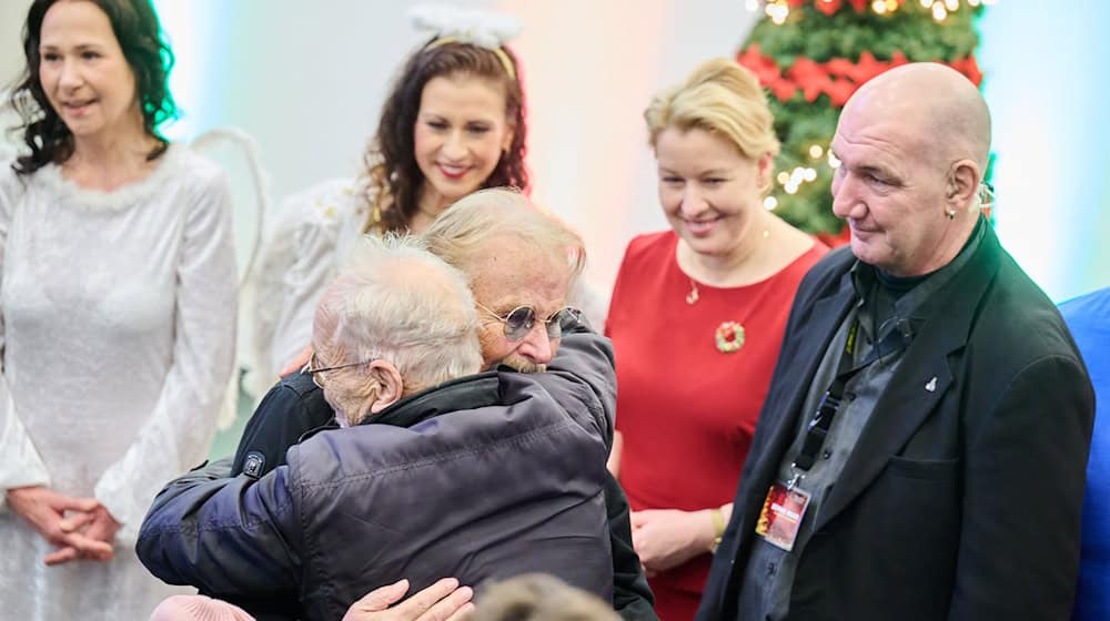 Darf endlich wieder seine Gäste bei der großen Feier herzen: Frank Zander. / Foto: Annette Riedl/dpa