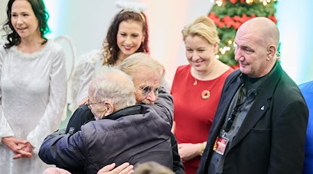 Darf endlich wieder seine Gäste bei der großen Feier herzen: Frank Zander. / Foto: Annette Riedl/dpa