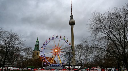 Auf dem Weihnachtsmarkt am Alexanderplatz wurde eine Handtasche entdeckt, von der nicht klar war, wem sie gehört - nach Einschätzung der Polizei besteht keine Gefahr. (Archivfoto) / Foto: Jens Kalaene/dpa