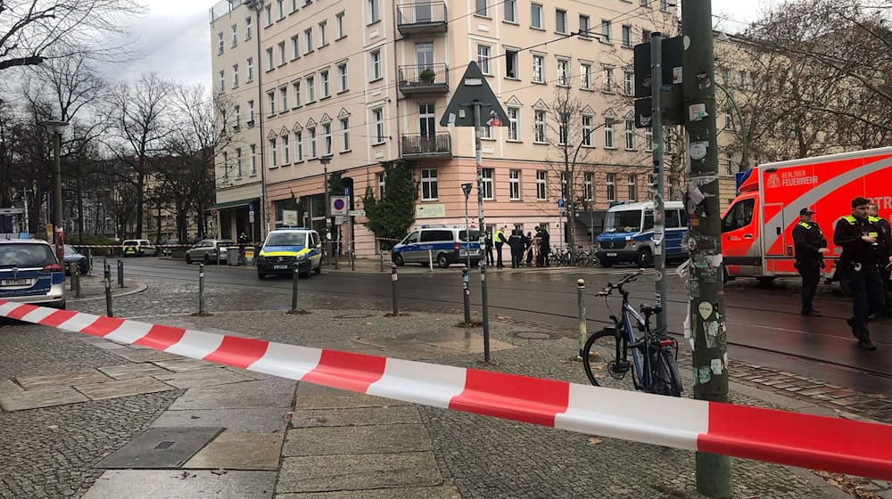 In Mitte läuft ein Polizeieinsatz mit Straßensperrung.  / Foto: Silke Suliivan/dpa