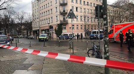 In Mitte läuft ein Polizeieinsatz mit Straßensperrung.  / Foto: Silke Suliivan/dpa