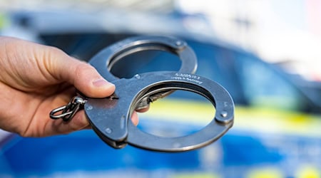 Eine Polizistin in Zivil hat einen 82-Jährigen festgenommen, weil er sie sexuell belästigt haben soll. (Symbolbild) / Foto: David Inderlied/dpa