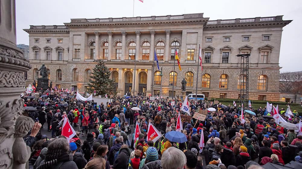 Es ist die nicht die erste Protestkundgebung vor dem Parlament gegen das Sparprogramm. / Foto: Joerg Carstensen/dpa