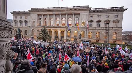 Es ist die nicht die erste Protestkundgebung vor dem Parlament gegen das Sparprogramm. / Foto: Joerg Carstensen/dpa