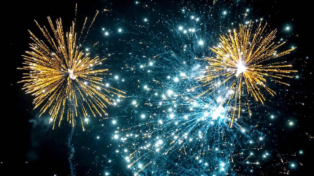 Feuerwerk darf offiziell erst ab dem Silvesterabend und bis zum Neujahrsmorgen gezündet werden. (Symbolbild) / Foto: Sina Schuldt/dpa