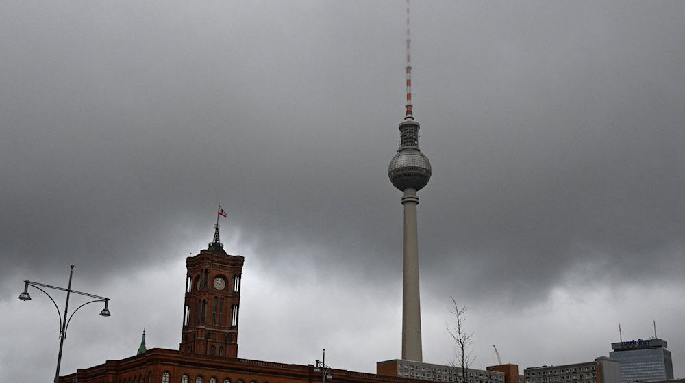 Meist grau und regnerisch zeigt sich der Himmel am Wochenende zum zweiten Advent in Berlin und Brandenburg. (Symbolbild) / Foto: Jens Kalaene/dpa