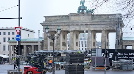 Die Vorbereitungen auf die Silvesterparty am Brandenburger Tor laufen bereits.  / Foto: Soeren Stache/dpa