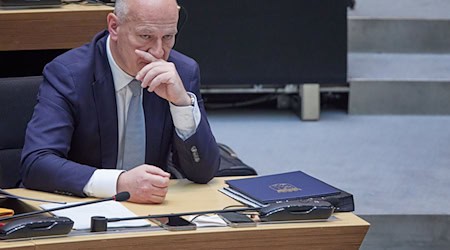 Berlins Regierender Bürgermeister Kai Wegner hat gute Nachrichten für Komische Oper. / Foto: Jörg Carstensen/dpa