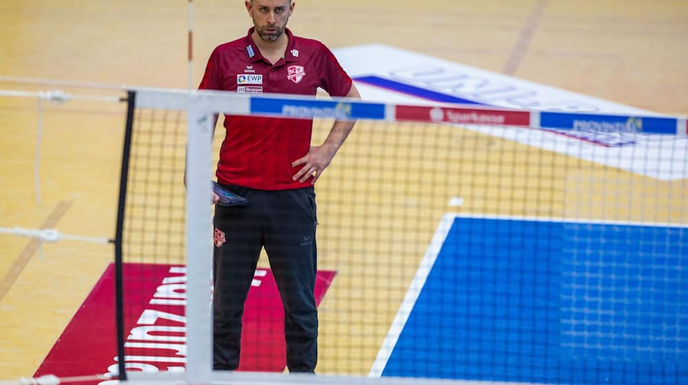 Trainer Riccardo Boieri und die Volleyballerinnen des SC Potsdam treffen nun auf Schwerin. / Foto: Jens Büttner/dpa