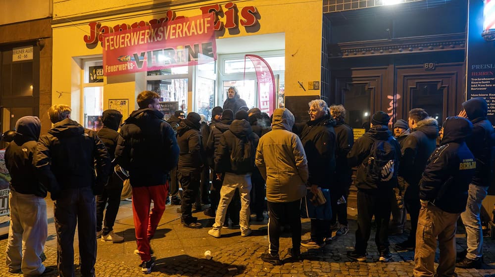 Zum Start des Feuerwerkverkaufs sind erste Käufer bereits in der Nacht unterwegs gewesen. / Foto: Soeren Stache/dpa