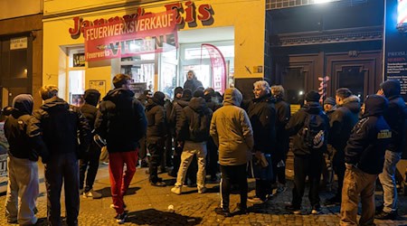 Zum Start des Feuerwerkverkaufs sind erste Käufer bereits in der Nacht unterwegs gewesen. / Foto: Soeren Stache/dpa