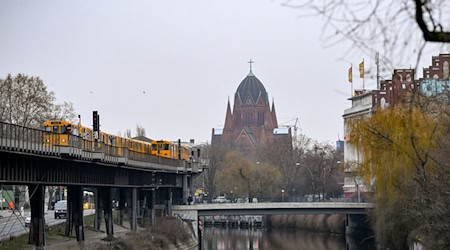 Mehrere Verkehrsexperten haben ein Nahverkehrskonzept für die Hauptstsadt entwickelt. (Archivbild) / Foto: Jens Kalaene/dpa-Zentralbild/ZB