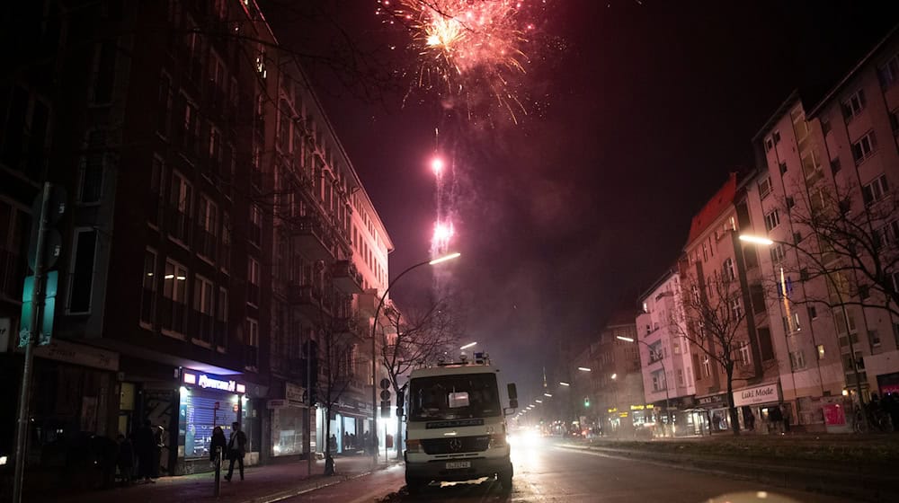 Einsatzkräfte hoffen in diesem Jahr auf eine windige Silvesternacht. (Archivbild) / Foto: Paul Zinken/dpa