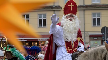 Sinterklaas im Bischofskostüm: Nach altem Brauch reitet der Nikolaus durchs Holländische Viertel in Potsdam. (Archivbild) / Foto: Michael Bahlo/dpa